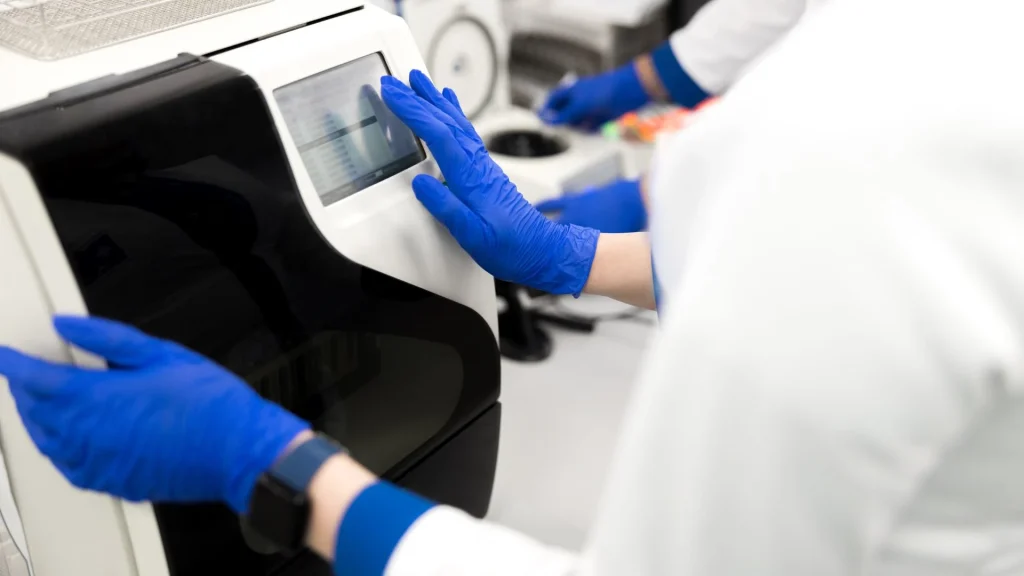 Chemiluminescent Immunoassay (CLIA) menawarkan pendekatan yang lebih modern dibandingkan Enzyme-Linked Immunosorbent Assay (ELISA) konvensional