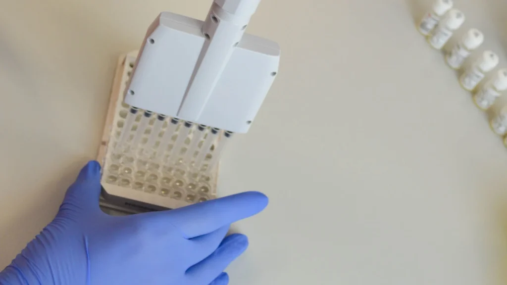 Penggunaan chemiluminescent immunoassay (CLIA) dalam deteksi penyakit autoimun dan tumor marker semakin meningkat berkat sensitivitas dan presisinya.