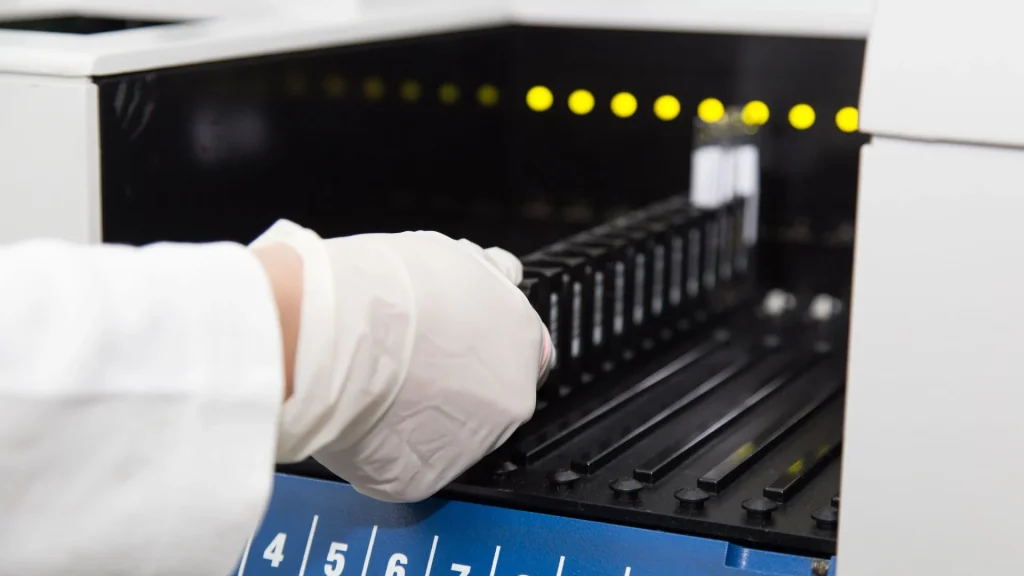 CLIA analyzer otomatis dirancang untuk mengintegrasikan proses imunodiagnostik dengan teknologi chemiluminesensi yang sangat sensitif.