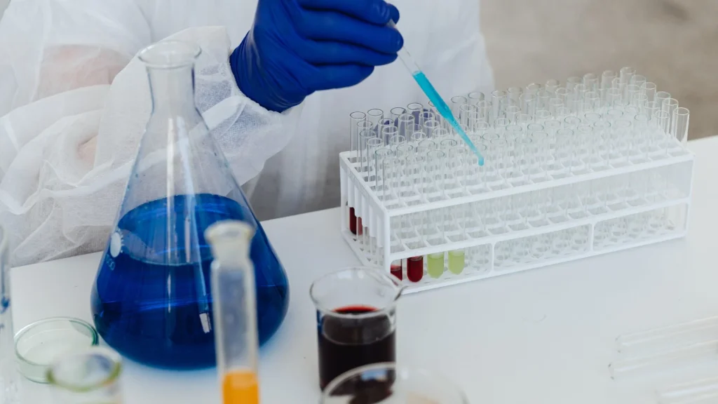 High-sensitivity CLIA merupakan pengembangan teknologi chemiluminescent immunoassay yang dirancang untuk mendeteksi biomarker pada konsentrasi sangat rendah.