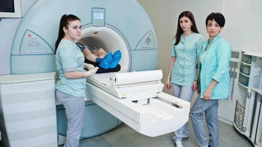 Linear accelerator modern menjadi komponen utama dalam penyampaian radioterapi presisi tinggi.