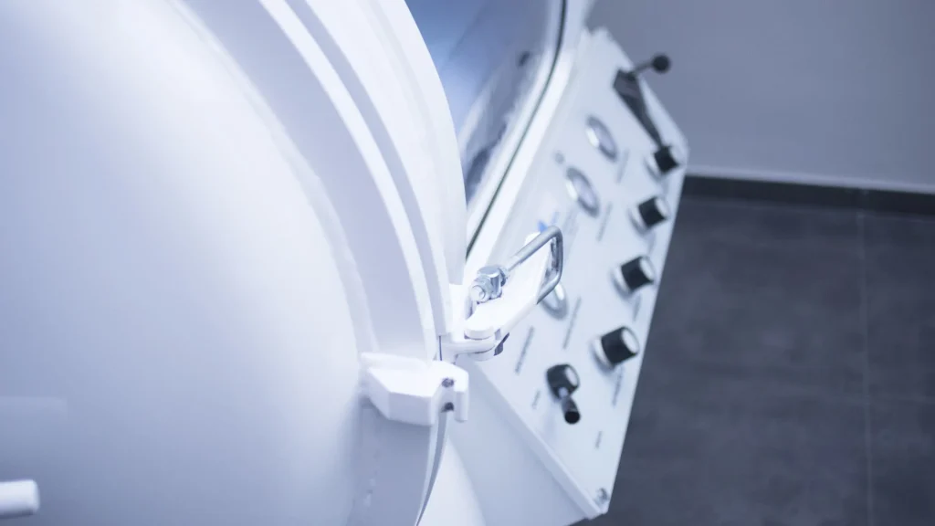 Hyperbaric oxygen therapy memiliki peran penting dalam menangani cedera jaringan akibat paparan radiasi.