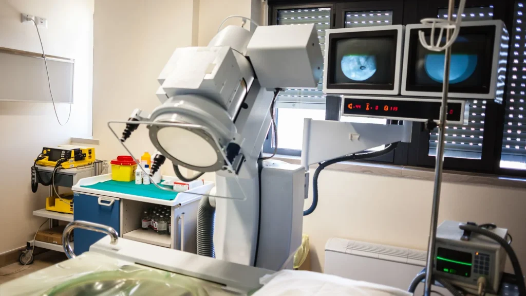 Extracorporeal Shock Wave Lithotripsy atau ESWL merupakan metode non-invasif untuk menghancurkan batu ginjal menggunakan gelombang kejut berenergi tinggi.