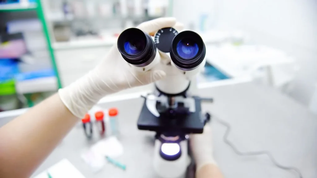 Mikroskop digital berbasis AI menjadi salah satu pilar utama dalam transformasi automasi laboratorium.