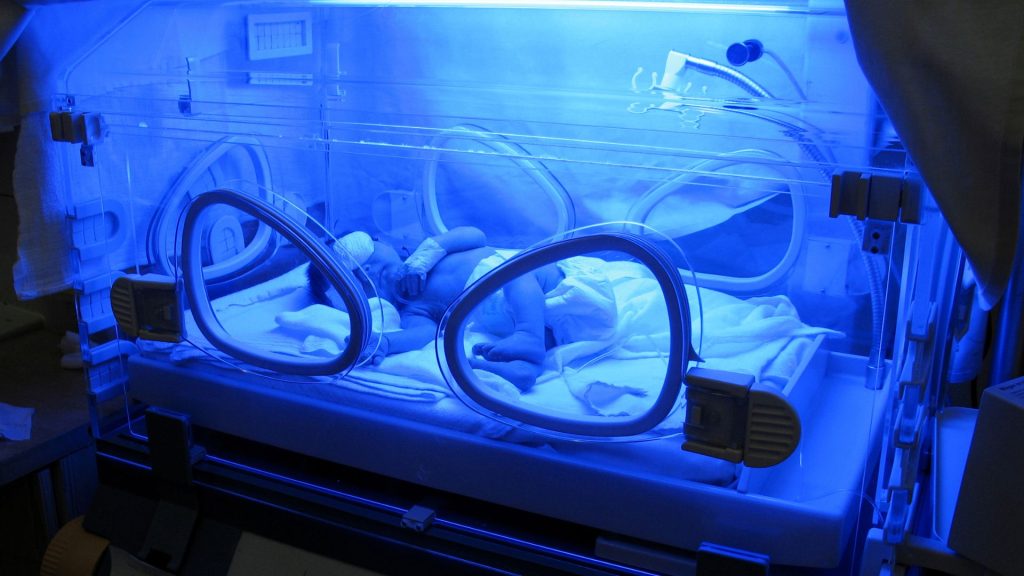 Automasi laboratorium menjadi elemen penting dalam meningkatkan kecepatan dan akurasi layanan diagnostik.