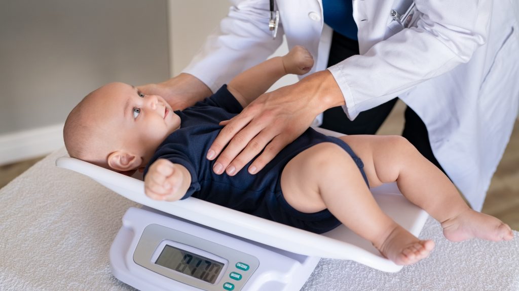 Timbangan Bayi Digital: Pentingnya Memantau Berat Badan Si Kecil