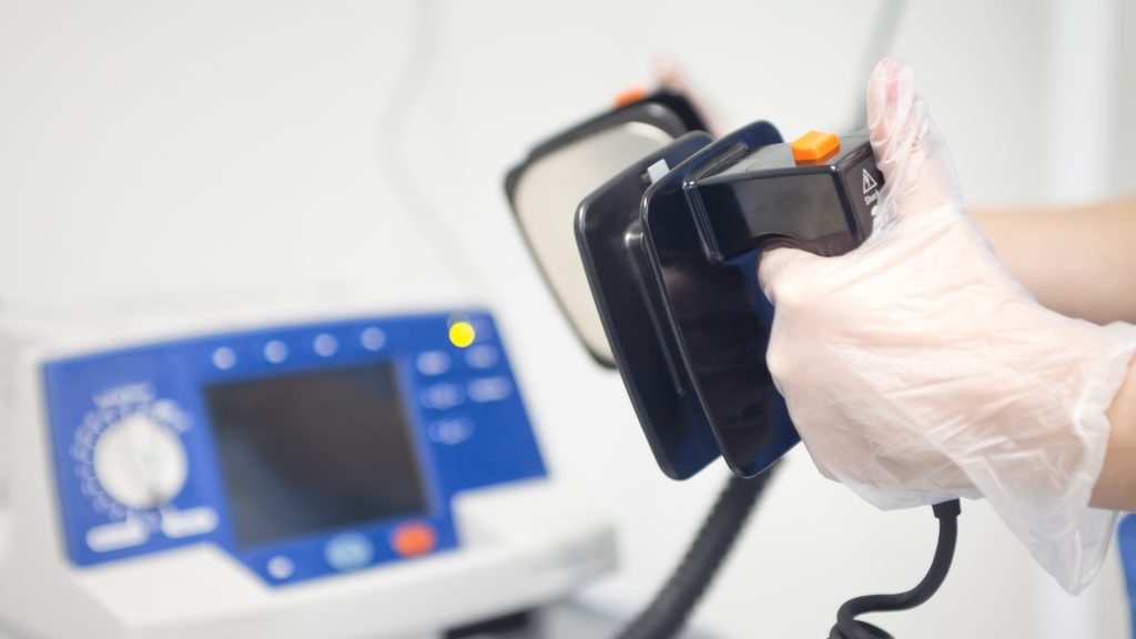 Pemanfaatan Alat Defibrillator dalam Menyelamatkan Nyawa Pasien dengan Serangan Jantung