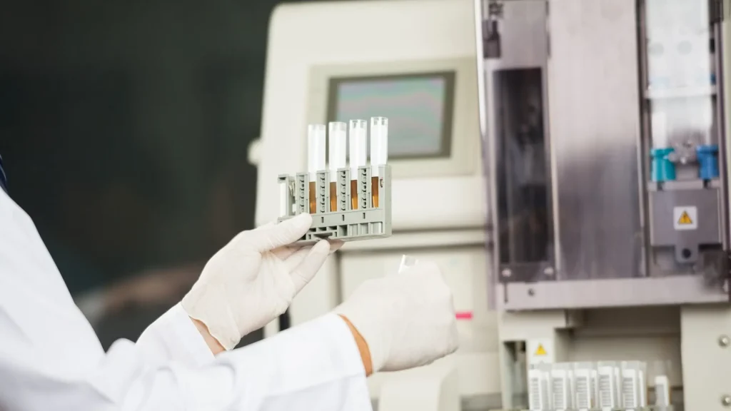 Urinalisis merupakan pemeriksaan rutin yang banyak digunakan dalam dunia medis untuk menilai kesehatan saluran kemih dan ginjal.