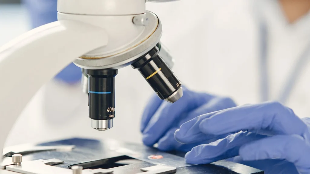 Urine Microscopy Set merupakan perangkat penting dalam pemeriksaan laboratorium medis.