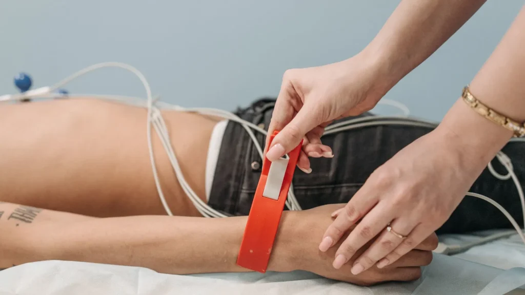 Portable ECG adalah perangkat medis modern yang dirancang untuk merekam aktivitas listrik jantung secara cepat dan praktis.