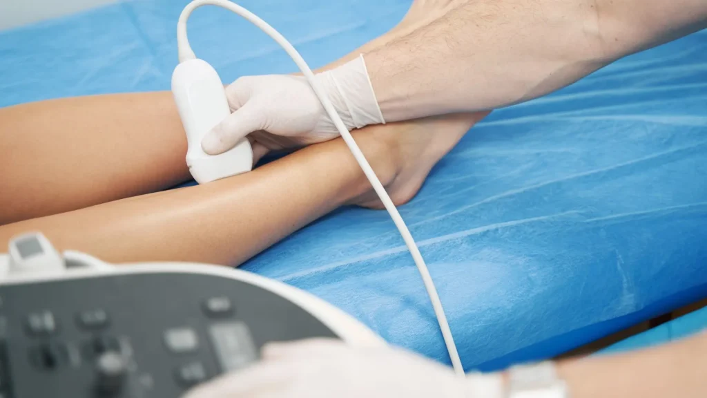 USG portable menjadi terobosan besar dalam dunia medis modern, memungkinkan pemeriksaan ultrasonografi dilakukan di mana saja tanpa bergantung pada fasilitas rumah sakit besar.