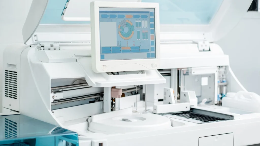 Analyzer otomatis adalah perangkat canggih yang digunakan di laboratorium untuk menganalisis sampel biologis seperti darah, urine, atau cairan tubuh lainnya secara cepat dan akurat.