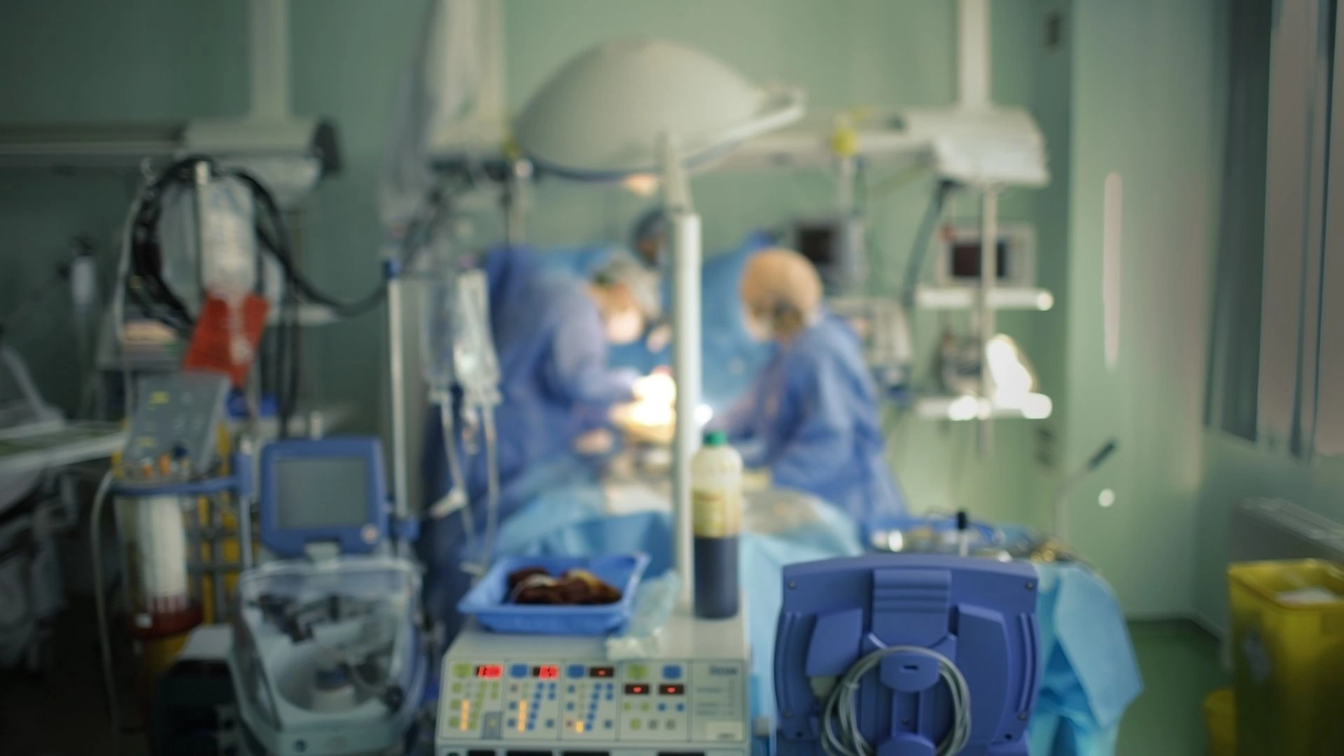 Hybrid surgery menawarkan pendekatan terpadu yang menggabungkan robotik, augmented reality, dan navigasi digital untuk meningkatkan akurasi dalam prosedur bedah saraf.