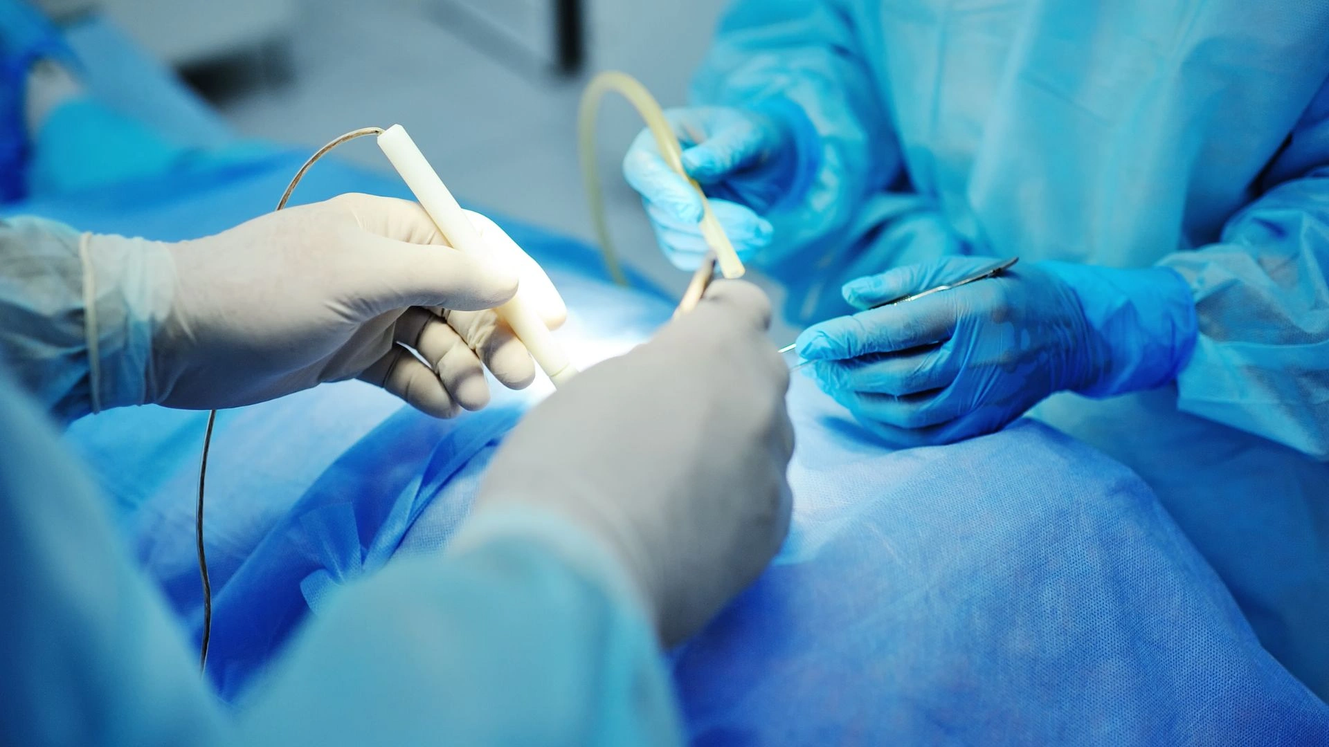 Penerapan AR, AI, dan robotik dalam satu sistem menghadirkan sinergi yang memperkuat kemampuan masing-masing teknologi.